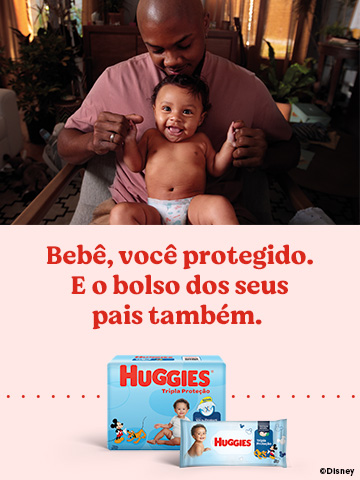 Pai com bebê sorrindo usando fralda Huggies