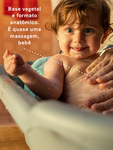 Bebê em banho de banheira. "Base vegetal e formato anatômico. É quase uma massagem, bebê"