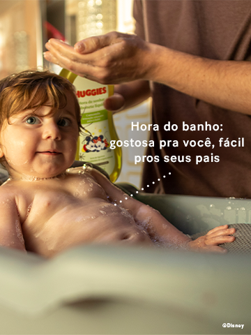 Bebê em banho de banheira.